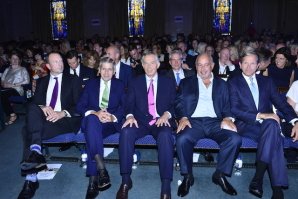 ファッション・リテール・アカデミー創立10周年記念パティーの様子。左からスチュアト・ロズ前マークス＆スペンサーCEO、トニー・ブレア元首相、フィリップ・グリーン卿、マーク・ボーランド=マークス＆スペンサーCEO