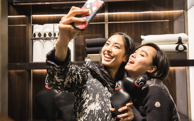 いちごキャンディー　新品✨Moncler銀座店10周年記念2025年限定 銀座にオープンしたモンクレールのフラッグシップストア 戸田恵梨香や