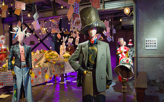 ヴィヴィアン」が「不思議の国のアリス」と