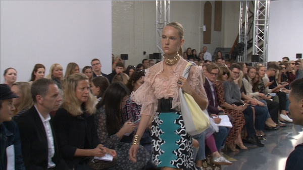 次回予告 ファッション通信11月7日 正統派から前衛派までパワーみなぎる 16年春夏 ロンドン コレクション レポート Wwdjapan Com