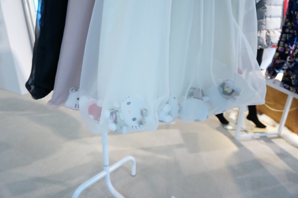 ニーナミュウ」からハローキティのぬいぐるみ16個入りのドレスが ニーナミュウ」からハローキティのぬいぐるみ16個入りのドレスが