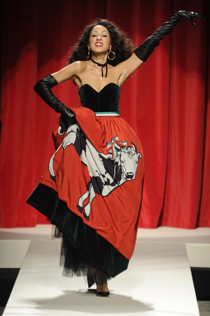 往年のトップモデルと祝う「モスキーノ」のウィットと笑顔に満ちた30