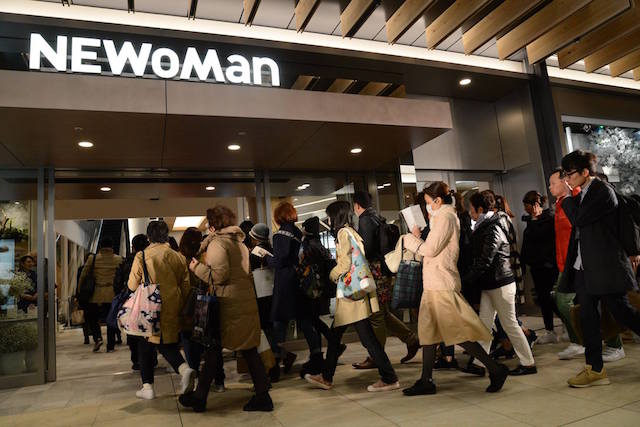 ニュウマン オープン開店前に600人の列 テープカットに辺見えみりら9人の女性 Wwdjapan Com