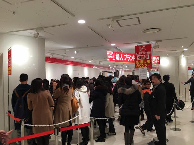 阪急うめだの初売りは8000人が行列 若い女性客で うめはんシスターズ やコスメショップが大混雑 Wwdjapan