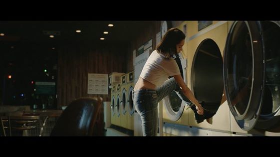 水原希子がデニムブランド サムシング のcmに登場 深夜のコインランドリーが舞台 Wwdjapan Com