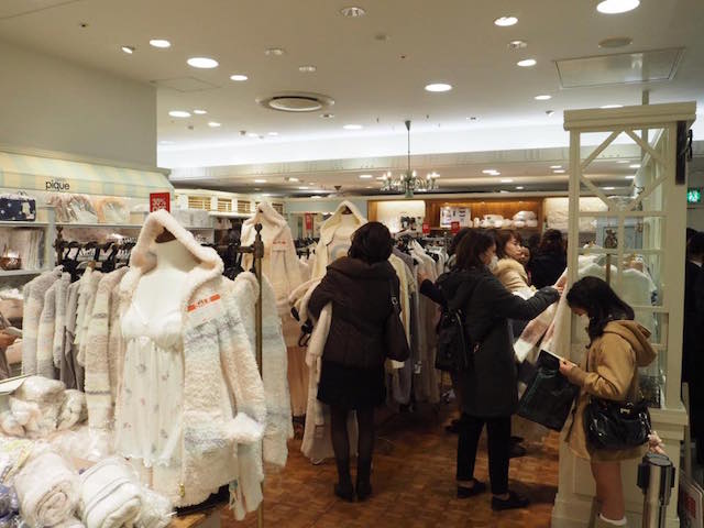 Jr名古屋高島屋初売りは約1万人が行列 化粧品売り場に人気集まる Wwdjapan