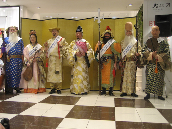西武池袋本店で初売り 七福神が入店客をお出迎え Wwdjapan