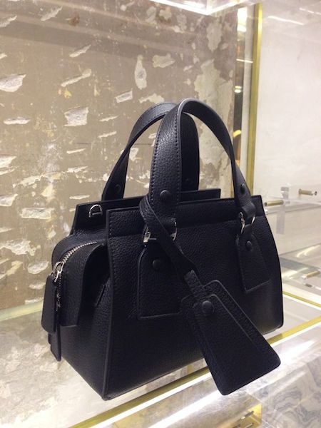 ジョルジオ アルマーニ」がミラノのセレクトショップで新作バッグを