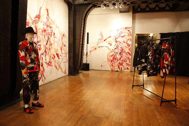 ヨウジヤマモト」が画家・朝倉優佳とコラボ 青山本店でカクテル