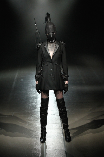アリス アウアア」2014-15年秋冬東京 エロティックと少女性を