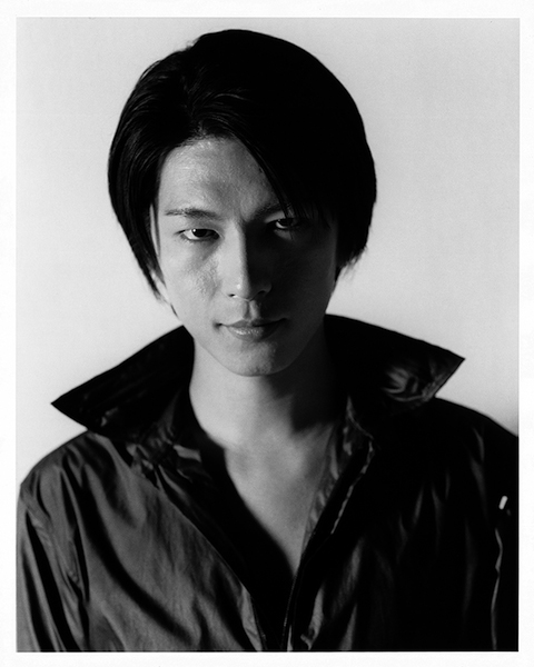 アラーキーが男を撮る！人気連載の作品207点を集めた写真展を表参道