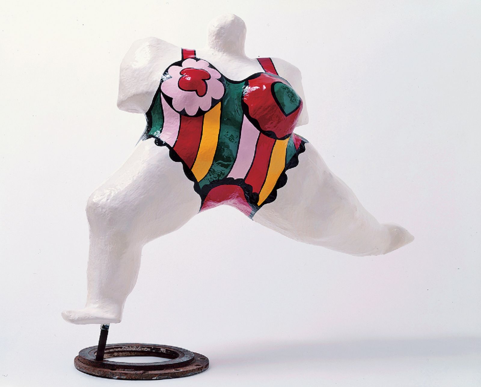 ニキ・ド・サンファルの回顧展が新国立美術館で開催 射撃絵画や