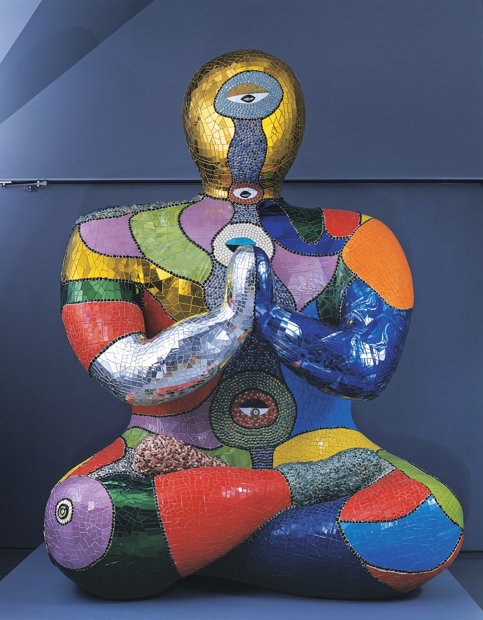 ニキ・ド・サンファルの回顧展が新国立美術館で開催 射撃絵画や