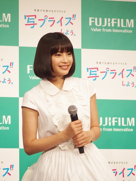 広瀬すずがトレンドの全身白コーデで富士フイルムのイベントに登場