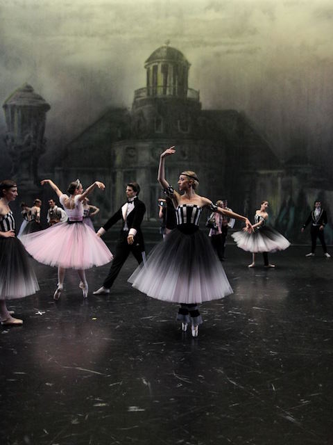 カール・ラガーフェルドが衣装を手掛けたバレエがパリで公演中 - WWDJAPAN