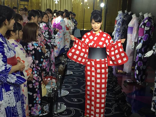 ストライプ「浴衣フェス」に女性300人が参加 欅坂46の登場に興奮 - WWDJAPAN