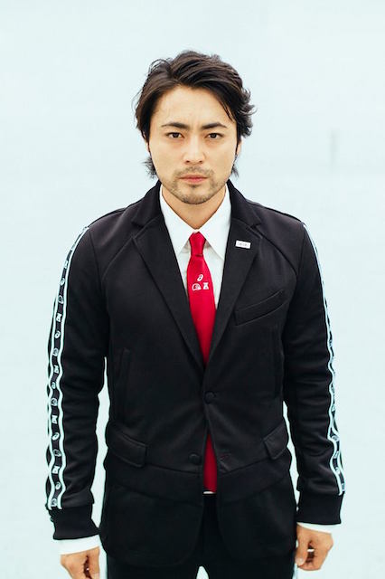 山田孝之がジャージーを着るサラリーマンを熱演 「アシックス×ケイスケ
