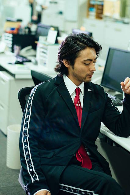 山田孝之がジャージーを着るサラリーマンを熱演 「アシックス×ケイスケ