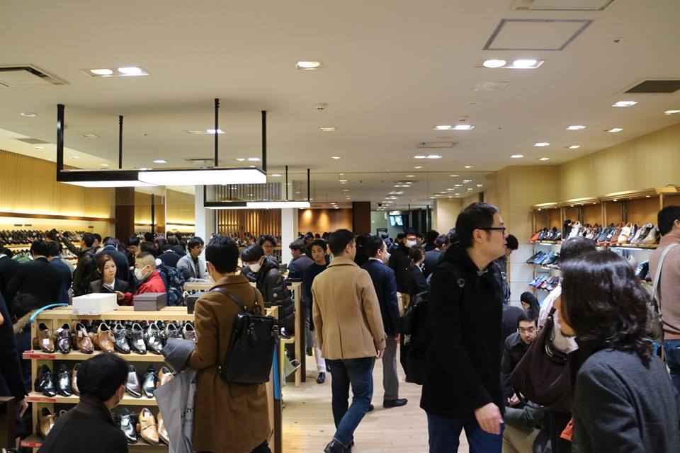 伊勢丹新宿本店セール開幕 行列先頭客の狙いは ルブタン Wwdjapan