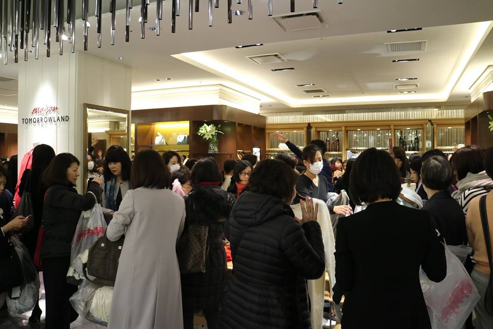 伊勢丹新宿本店セール開幕 行列先頭客の狙いは ルブタン Wwdjapan