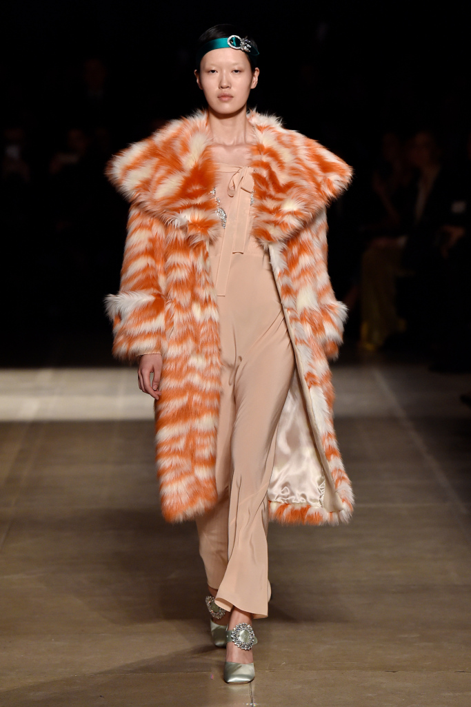 【年末セール】ミュウミュウ【miu miu】マント　オレンジ色（マント型コート） Miu Miu ミュウ ミュウ ダウンジャケットの通販 by RECLOラクマ店