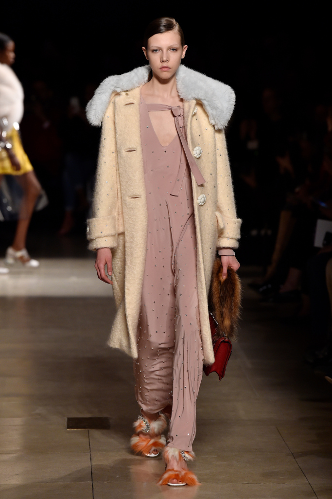 ミュウミュウ」2017-18年秋冬パリ・コレクション - WWDJAPAN