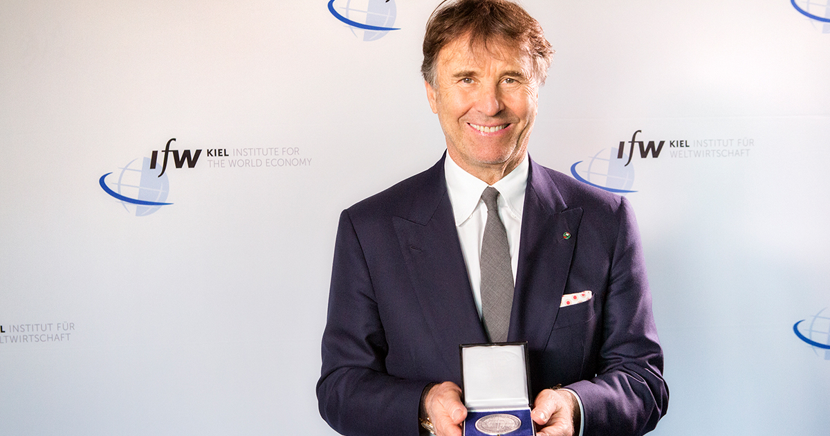 ブルネロ・クチネリが“名誉の商人”として世界的なシンクタンクから表彰