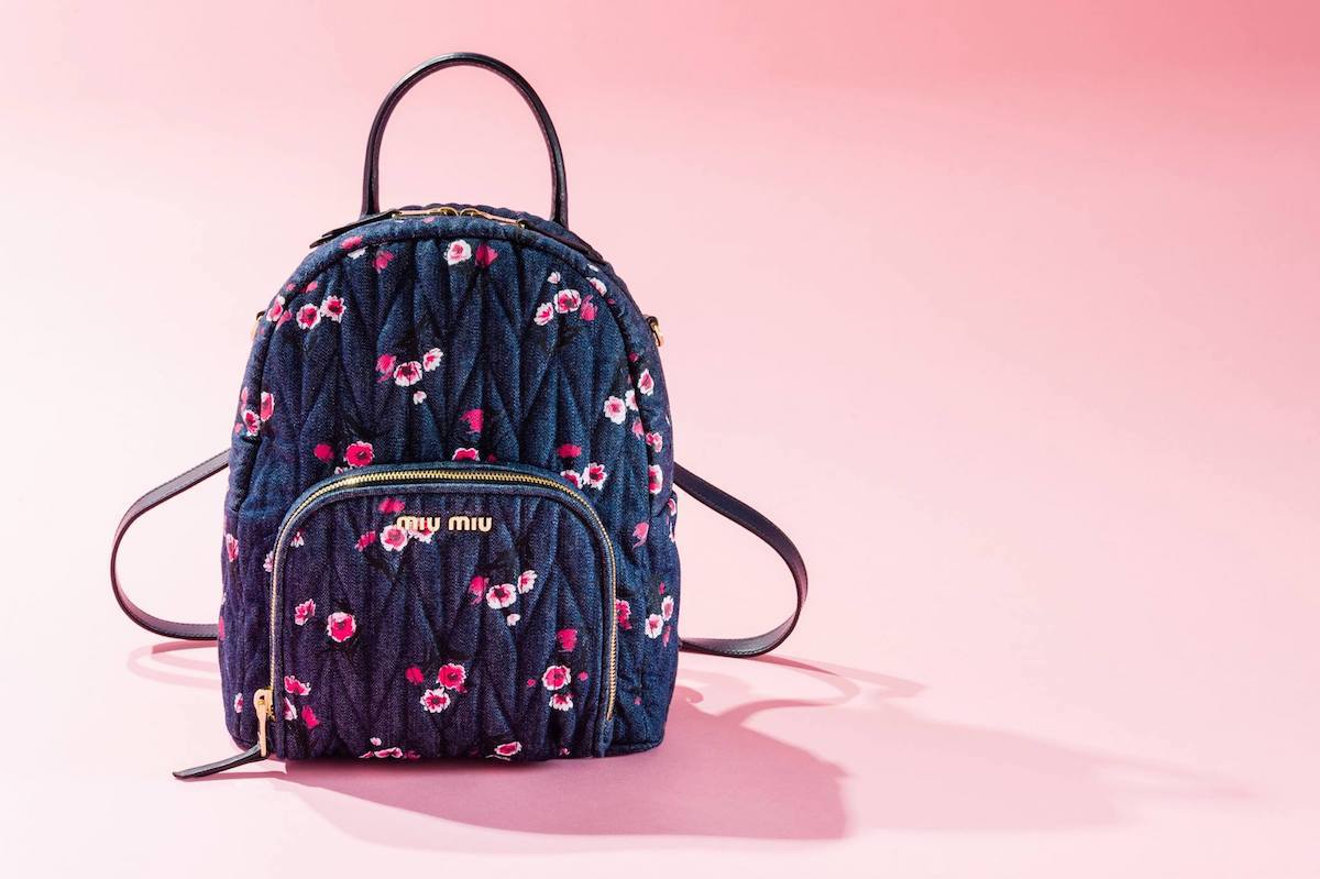 ミュウミュウ」が日本限定の花柄 × デニムのバッグを発売、期間限定店 