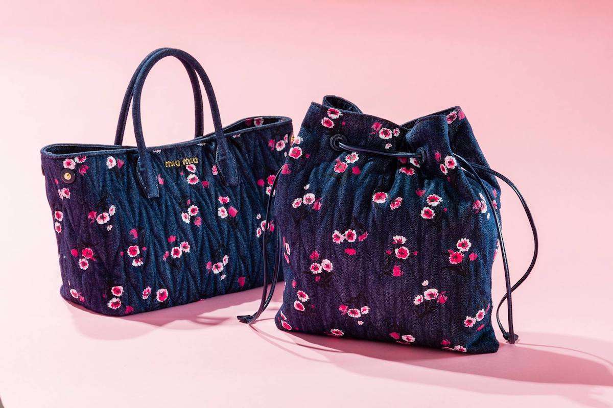 ミュウミュウ」が日本限定の花柄 × デニムのバッグを発売、期間限定店 