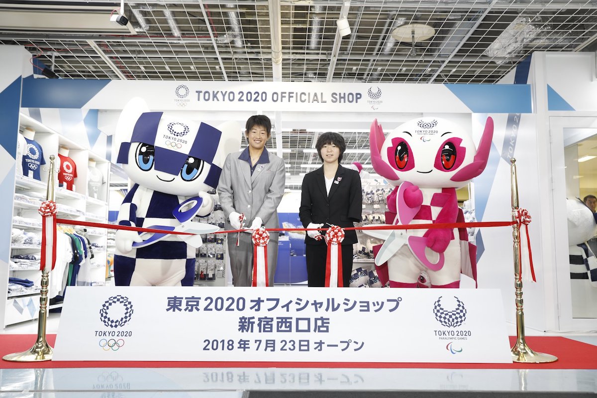 東京五輪公式ショップが新宿にオープン 公式グッズ約700アイテムを