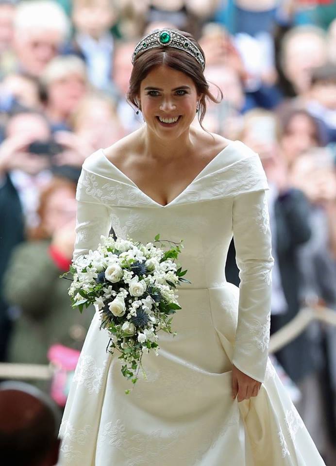 英国ユージェニー王女が結婚 ピーター ピロット のドレスにティアラは93 7カラットのエメラルドが輝く ブシュロン 製 Wwdjapan