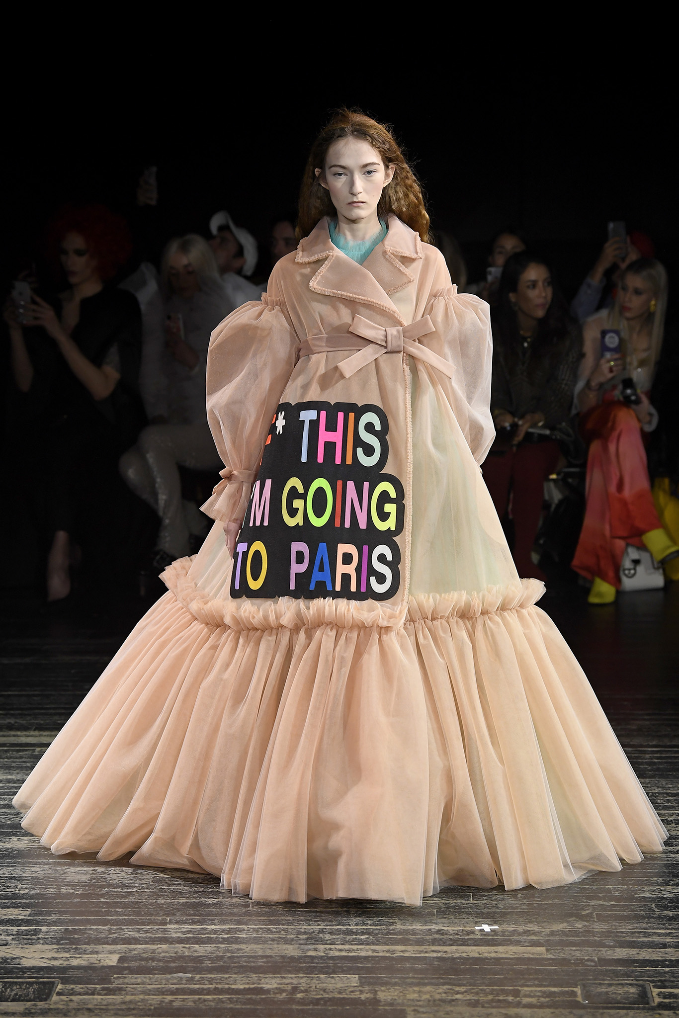 「ヴィクター＆ロルフ」の衝撃的なメッセージをのせたドレスが話題に SNSでパロディーが続出 - WWDJAPAN
