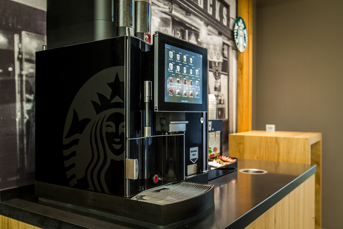Self service shop. Starbucks кофейня самообслуживания. Старбакс вендинговые аппараты. Старбакс аппарат самообслуживания. Кофейный автомат Старбакс.
