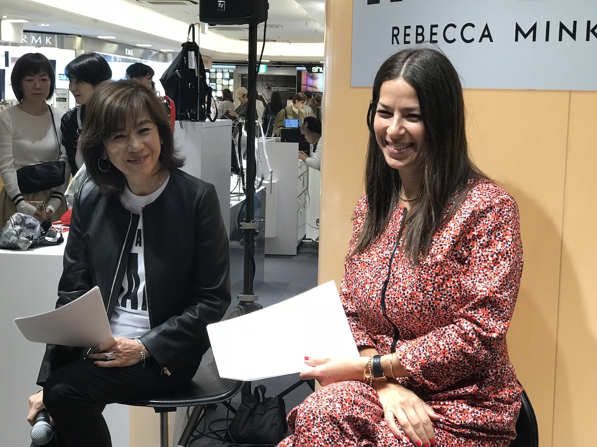 レベッカ ミンコフがランウエイに復帰した理由 女性支援やデジタルについて語る Wwdjapan Com