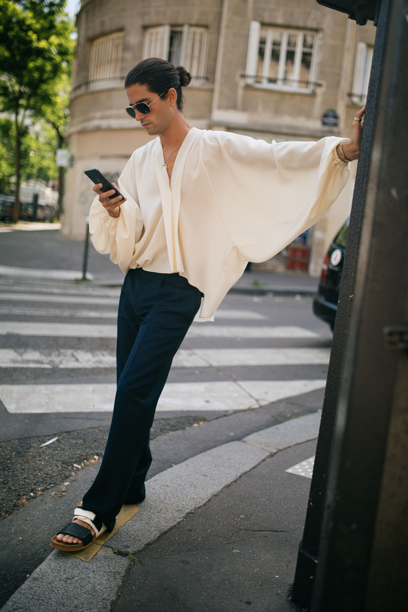 スナップ 吹き荒れるフォーマル旋風 迎え撃つパリのストリート 年春夏パリ メンズ ファッション ウイーク Wwdjapan Com