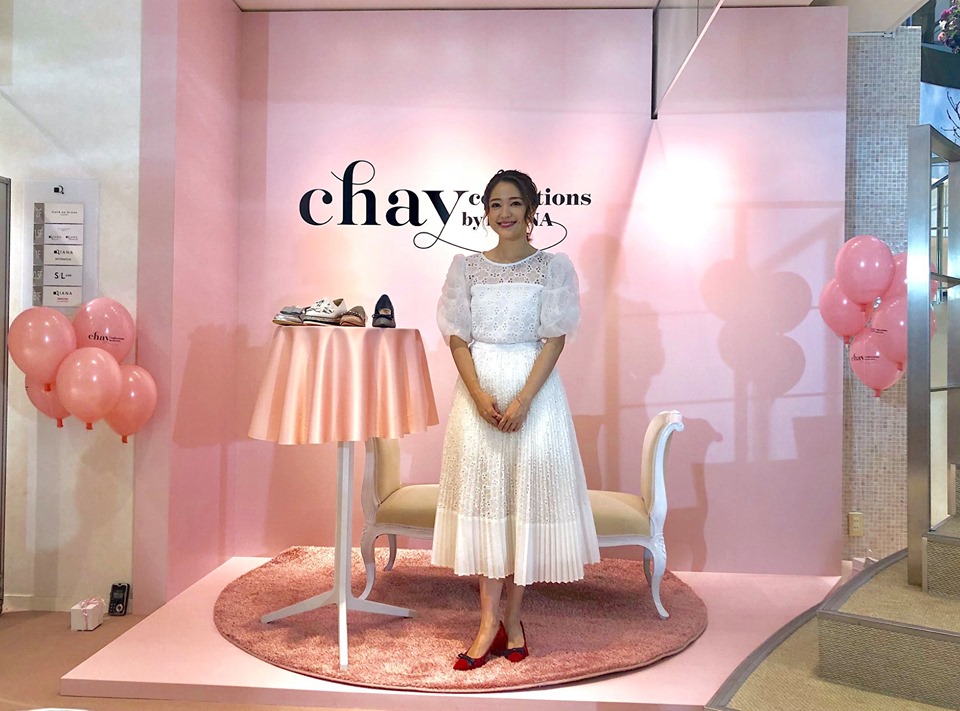 パンプス苦戦の「ダイアナ」 バッグ、スニーカーの次はchayとの新