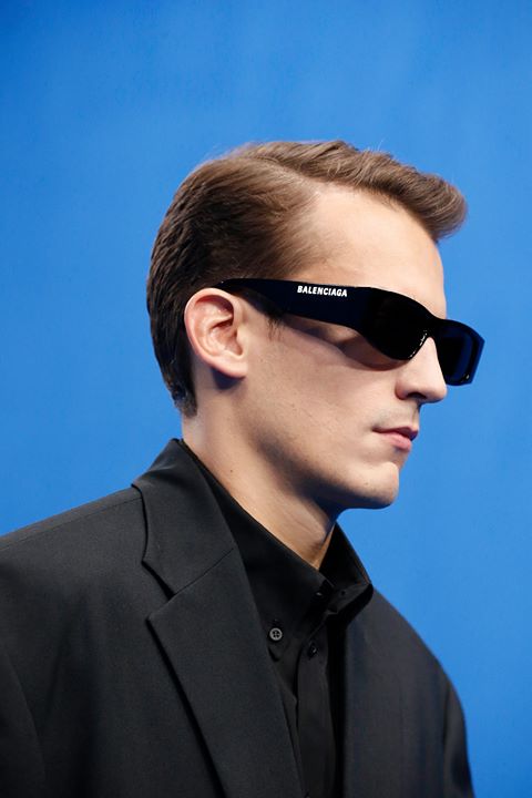 バレンシアガ」がLEDサングラスを発表 テクノロジーを融合した眼鏡