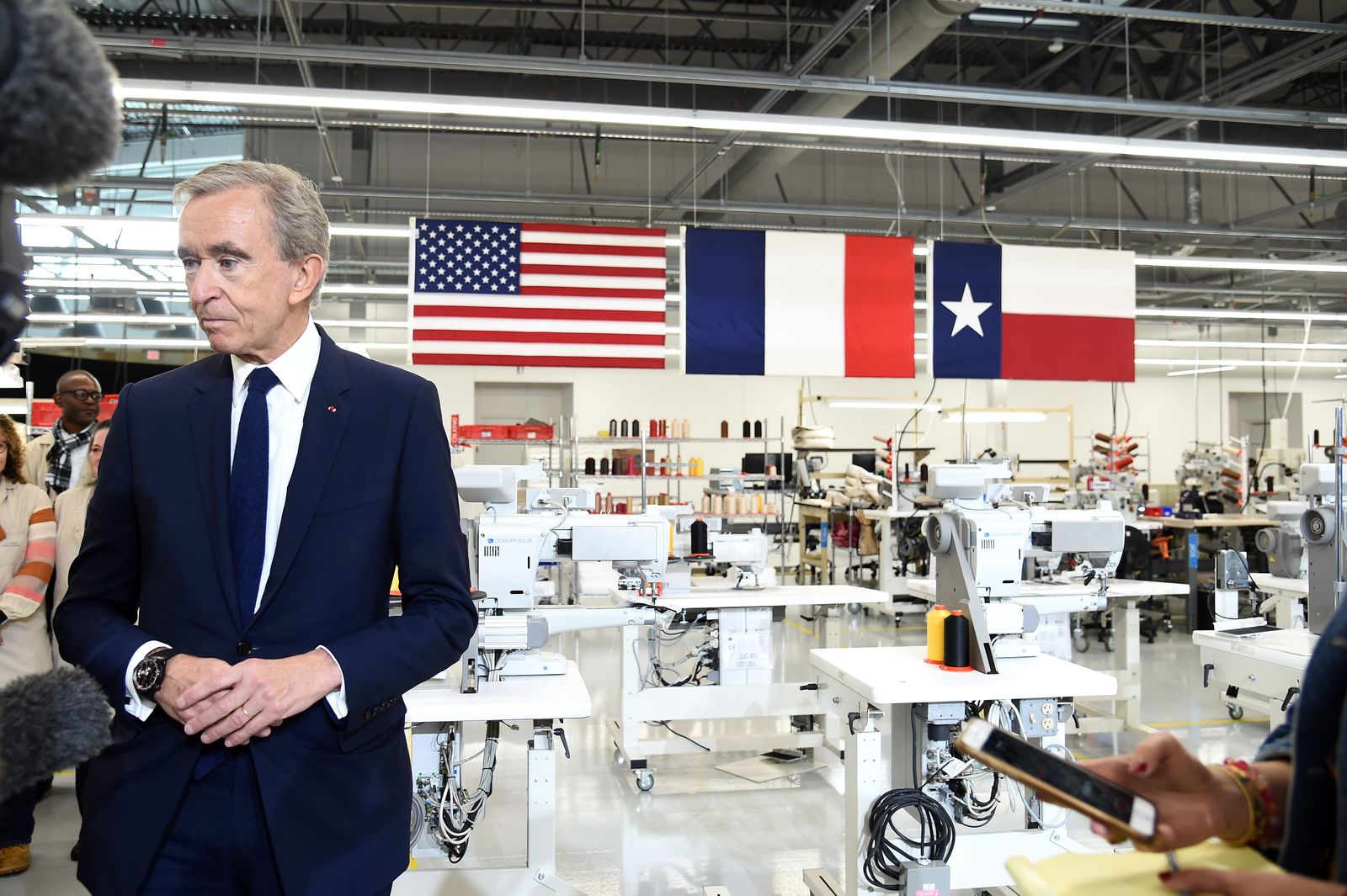 ルイ ヴィトン がテキサスに新工房をオープン アルノー会長とトランプ米大統領が握手 Wwdjapan Com