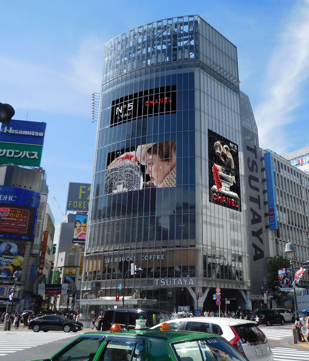 「シャネル」のスノードームが渋谷に出現！ホリデーキャンペーンを実施 - WWDJAPAN