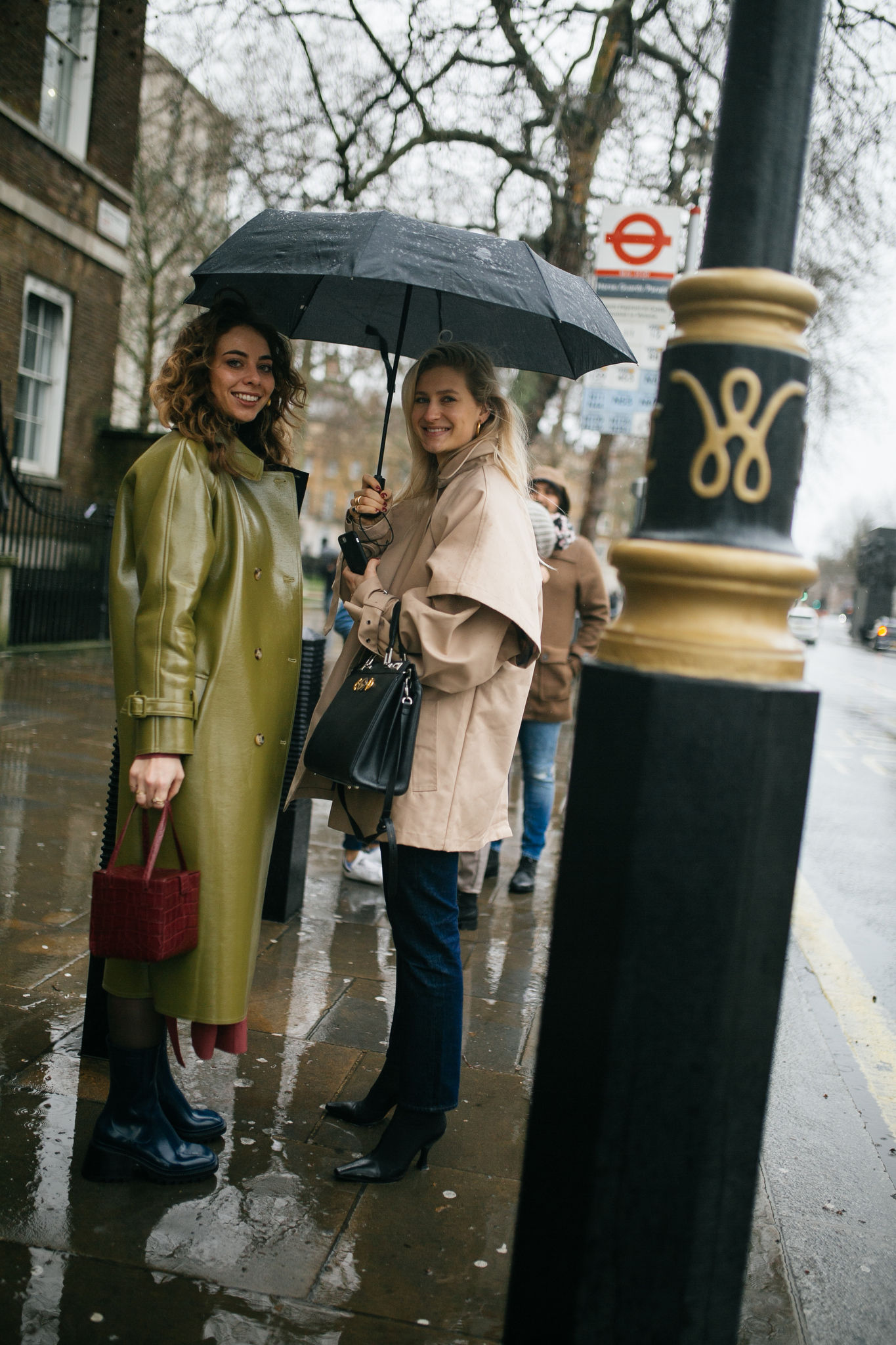 スナップ 雨の日のロンドンではトレンチコートが主役 21年秋冬ロンドン ファッション ウイーク Wwdjapan