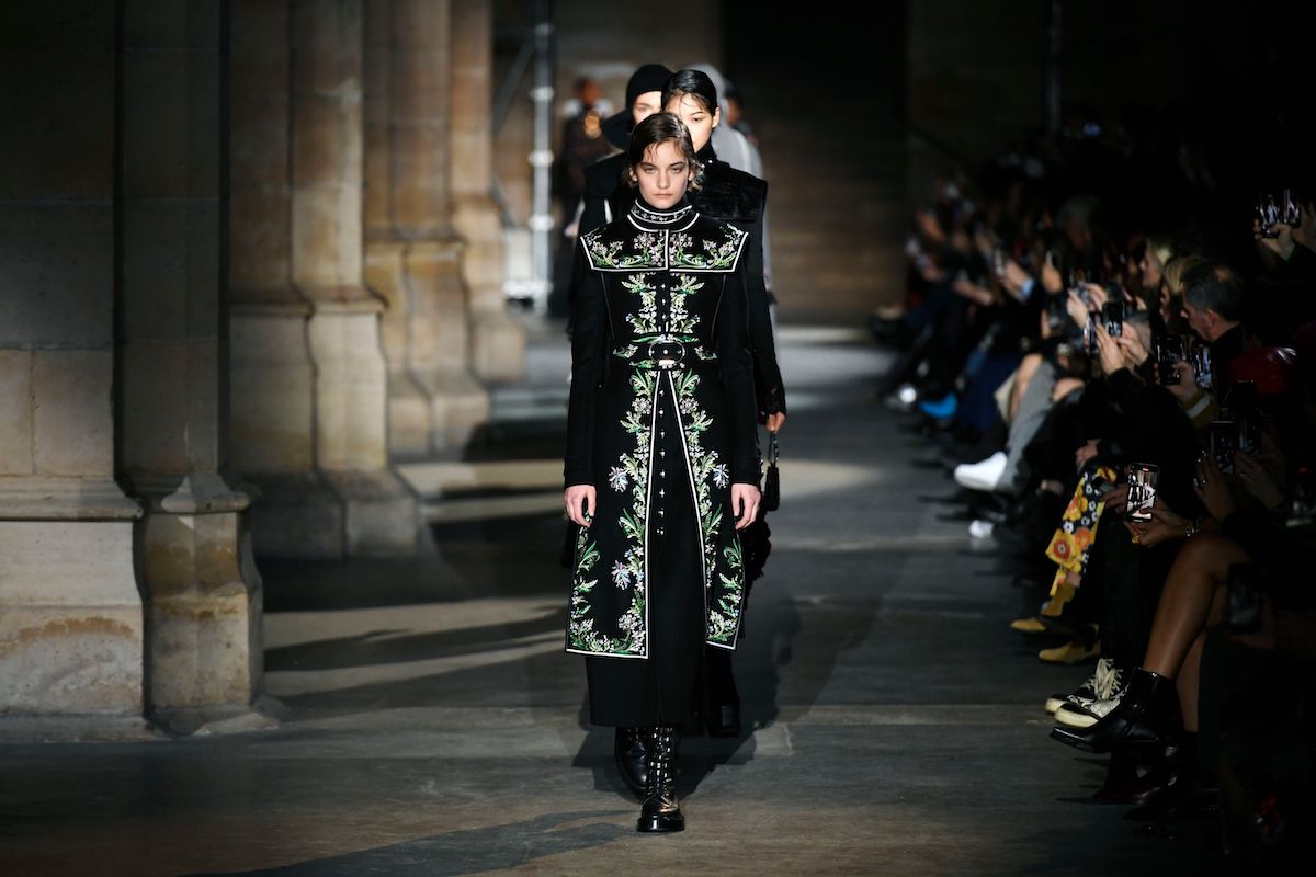 まるで現代によみがえるジャンヌ・ダルク 「パコ ラバンヌ」が描いた