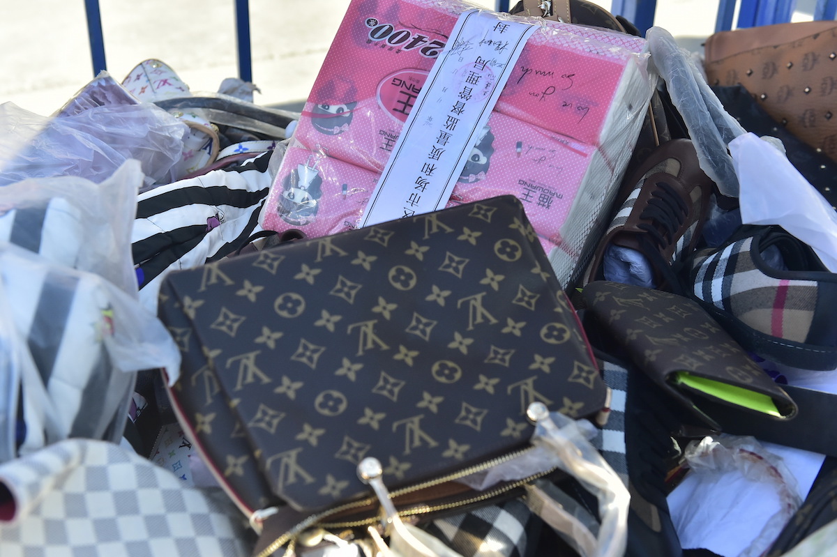 Sindikat Pemalsu Tas Louis Vuitton di China Tertangkap, Produknya