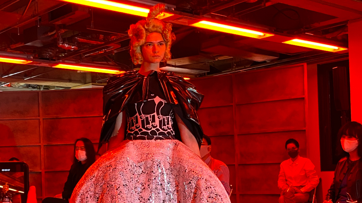 「コム デ ギャルソン」が21年ぶりの東京ショーで見せた　不協和音が生むポジティブなエネルギー
