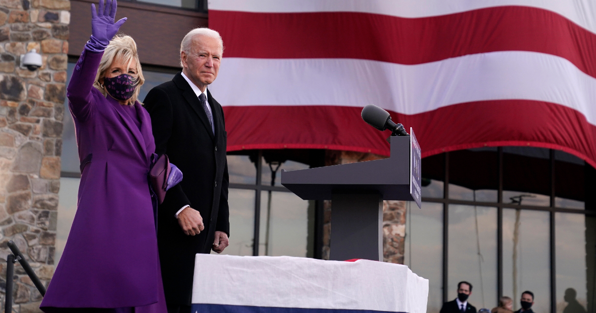 バイデン次期大統領夫妻がワシントン入り　夫人は米若手デザイナーによる紫のアンサンブル姿
