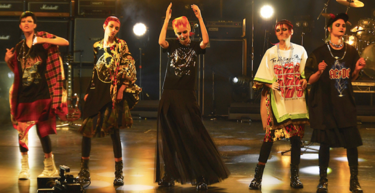 「ジュンヤ ワタナベ」が21年ぶりに東京でショー　ライブの熱気を纏う“不滅のロック魂”