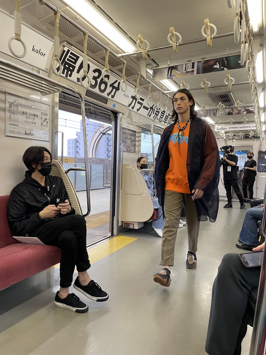 カラー」が京急電車をジャックして蒲田でショー ファンタジーとリアルの交差を学生に贈る - WWDJAPAN