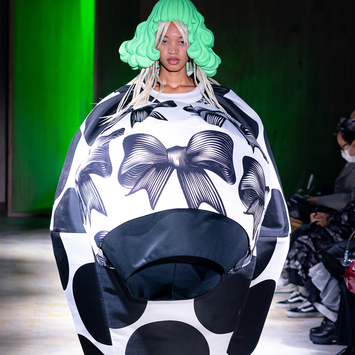 コム デ ギャルソン」が「不要」をそぎ落とし、威圧とは違う「強さ」を