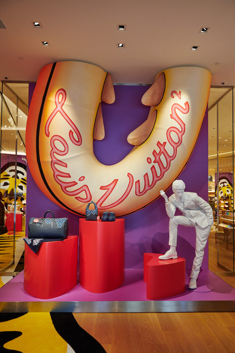 ルイ・ヴィトン」 渋谷メンズ店に巨大タイガー&ドラゴン現る NIGO 