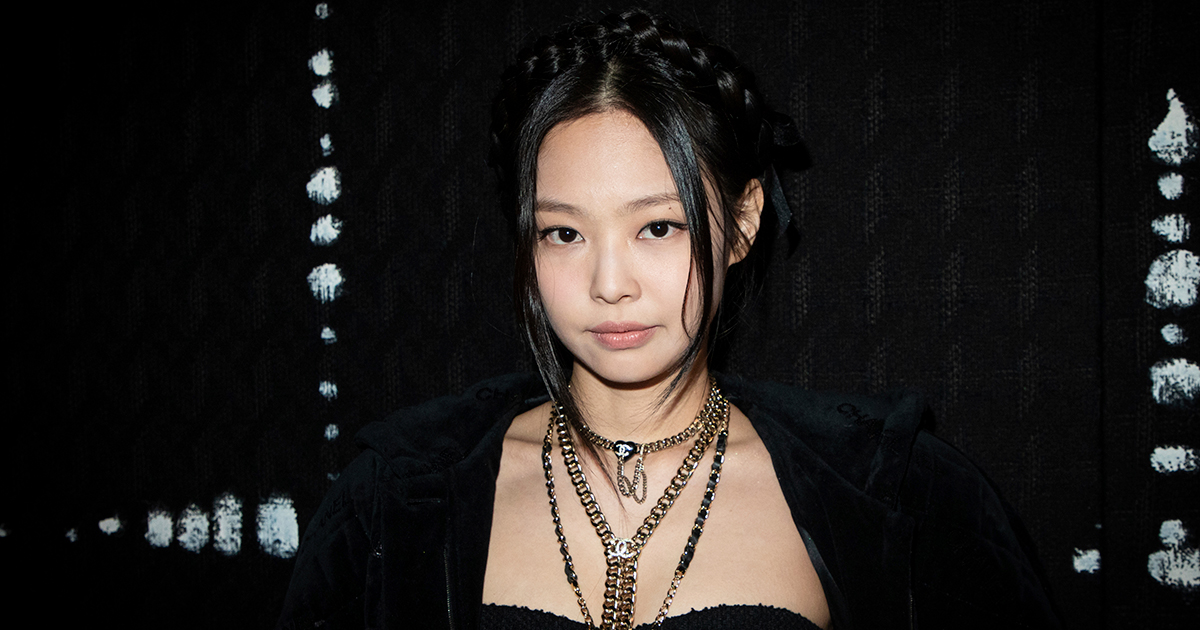 【どんなコーデにも合わせやすい】CHANEL ブラックロングパンツ CHANELのアイテムを使った人気ファッションコーディネート - WEAR
