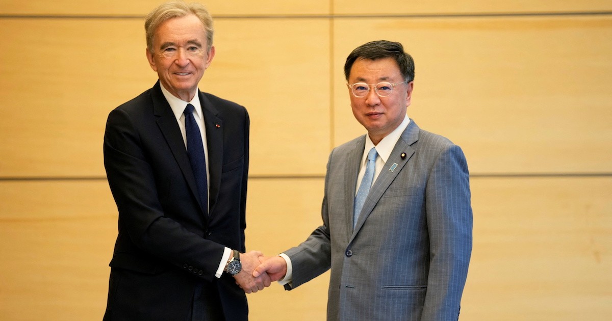 LVMHアルノー会長が松野官房長官を訪問 商品に日本産地表示など提案